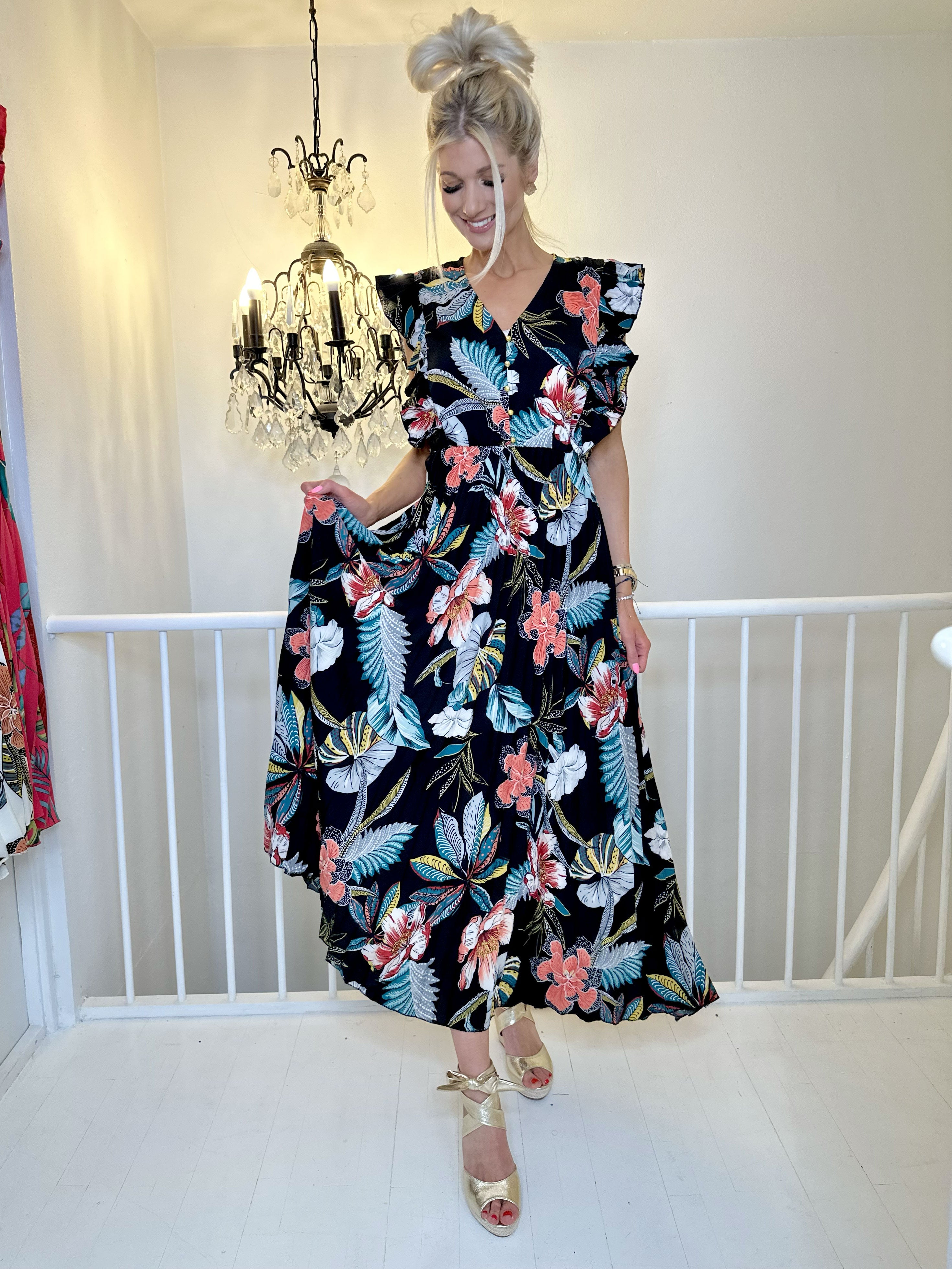 Lullu Flower - Lang kjole med flæser og plisseret skørt